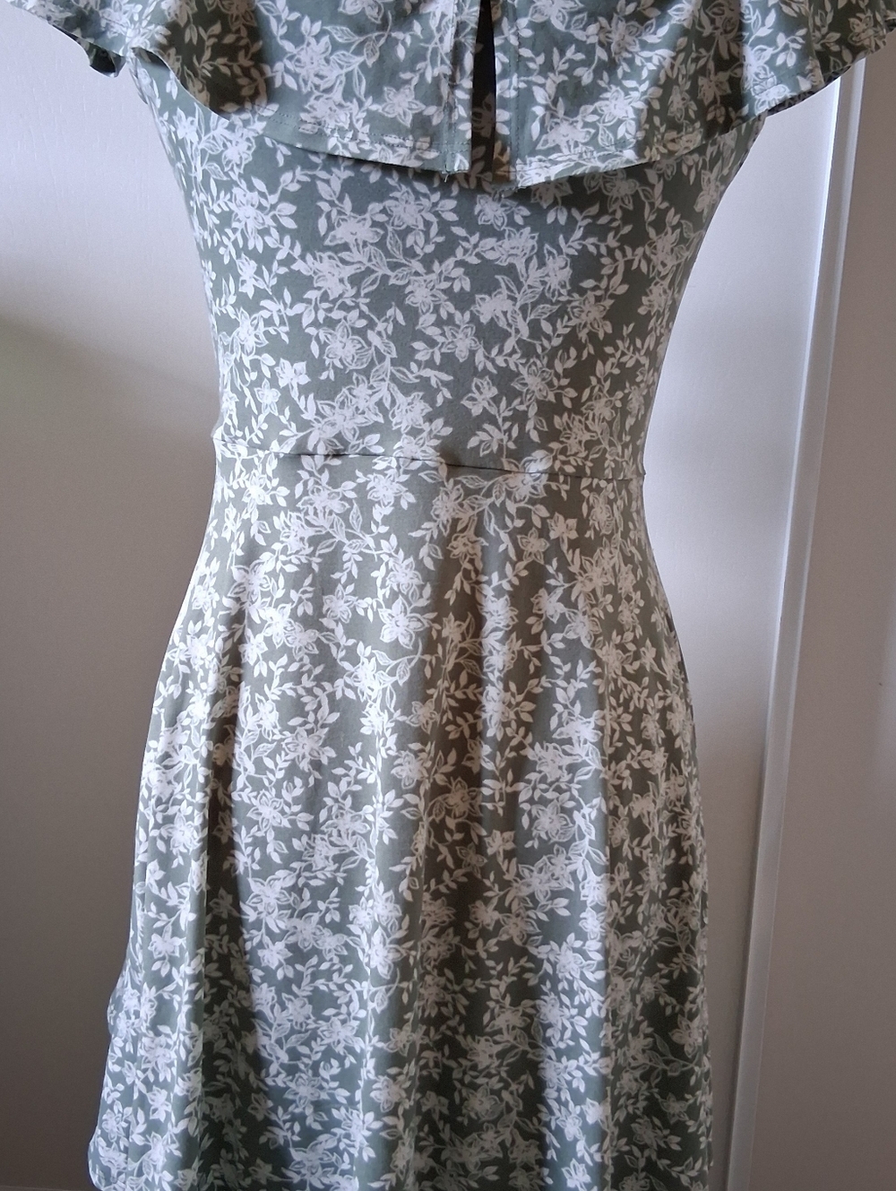 the general good midi dress faux wrap-around cream floral on sage green - Picture 5 of 9